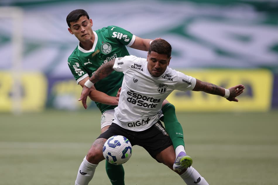 Sosa, jogador do Palmeiras, disputa lance com Galeano, jogador do Ceará, durante partida no Allianz Parque