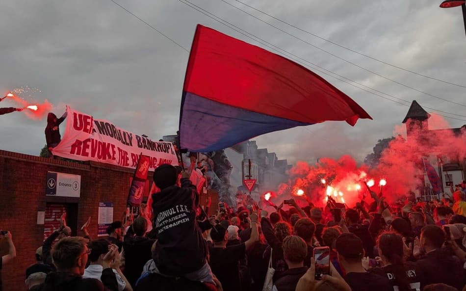 Torcedores do Crystal Palace protestam contra a UEFA (Matt Woosnam/ The Athletic)