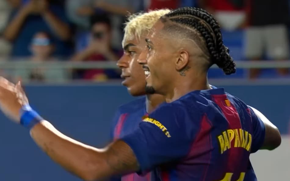 Raphinha comemora seu gol, ao lado de Lamine Yamal, contra o Como (Foto: Reprodução/ Barcelona FC)