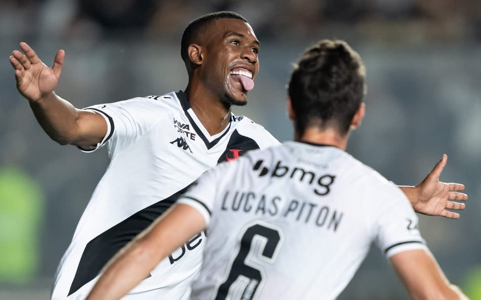 Rayan, jogador do Vasco, comemora seu gol durante partida contra o CSA em São Januário