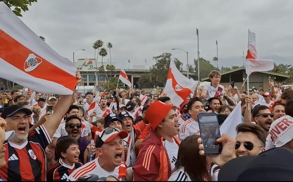 Torcida do River Plate faz fezta na esplanada em frente ao Rose Bowl Clube vai enfrentar o Palmeiras na Libertadores.(Foto: Marcio Dolzan/Lance!)