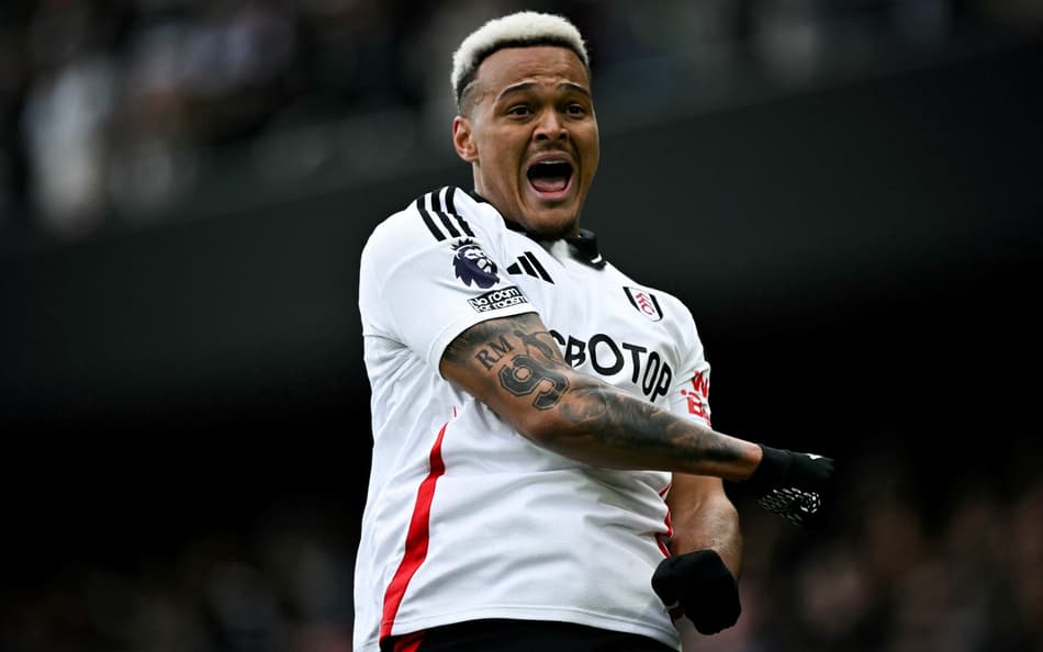 Rodrigo Muniz comemora gol pelo Fulham (Foto: Ben Stansall / AFP)