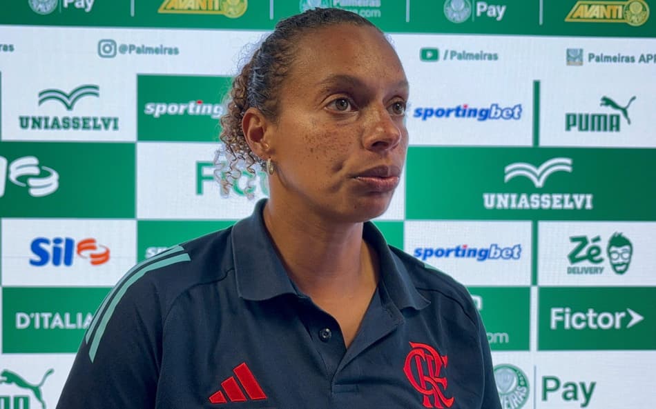 Rosana Augusto, treinadora do Flamengo, fala após eliminação do Brasileirão Feminino. (Foto: Giselly Corrêa/Lance!)