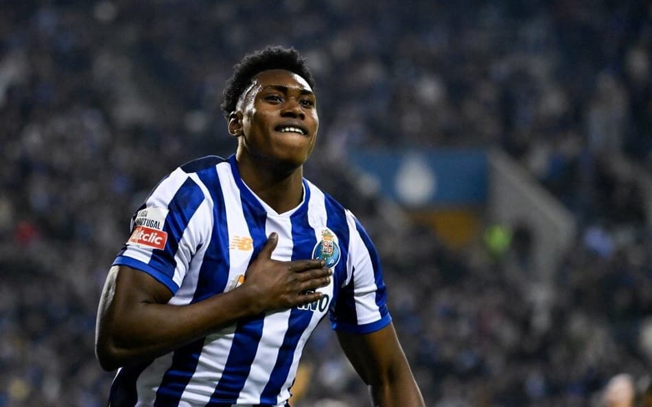 Alvo do Newcastle, Samu comemora gol pelo Porto (Foto: Miguel Riopa / AFP)