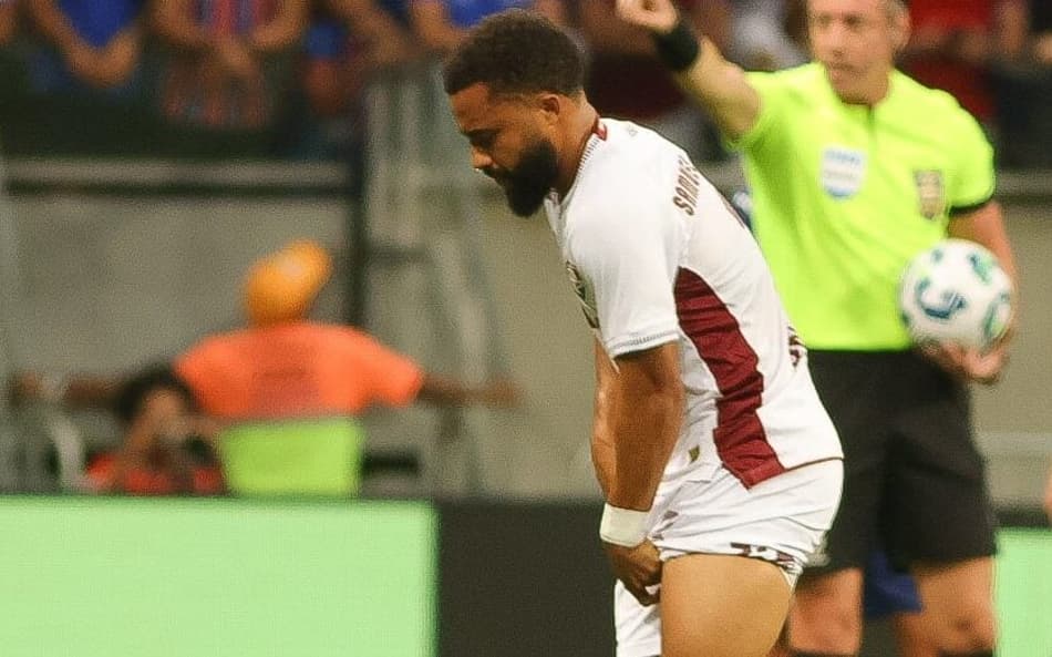 Samuel Xavier, do Fluminense, deixa o campo com dores na partida contra o Bahia pela Copa do Brasil