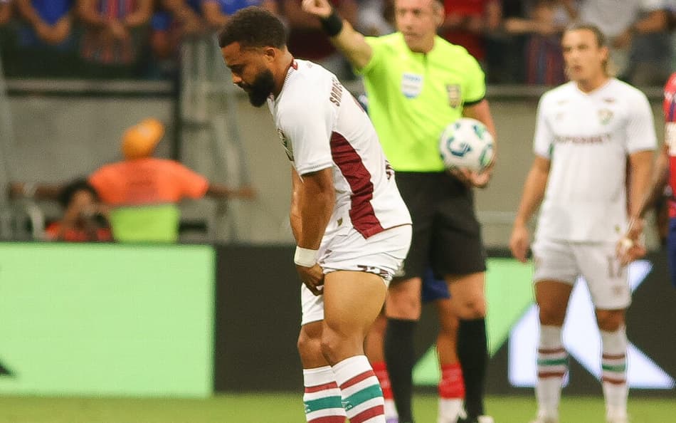 Samuel Xavier, do Fluminense, deixa o campo com dores na partida contra o Bahia pela Copa do Brasil
