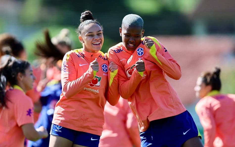 Dudinha e Jhonson durante treino da Seleção feminina. (Foto: Lívia Villas Boas / CBF)