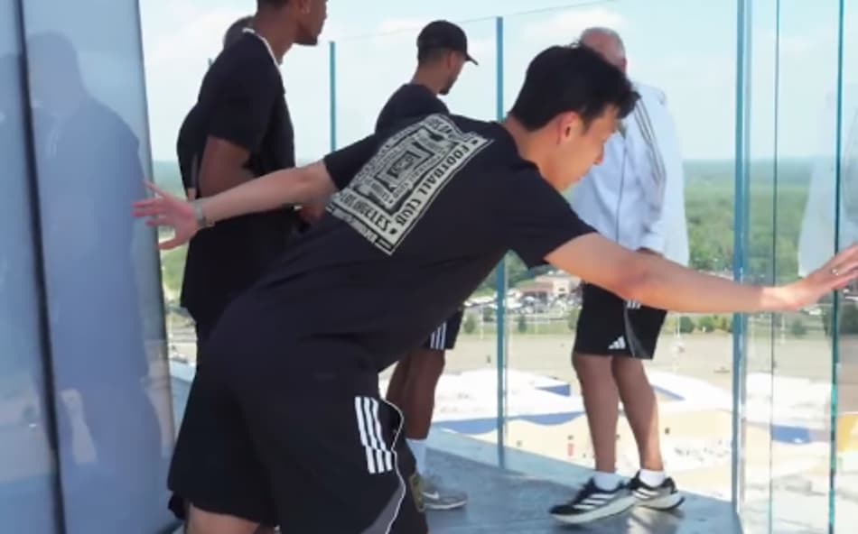 Son Heung-min, do LAFC, com medo de altura em ponto turístico (Foto: Reprodução/LAFC)