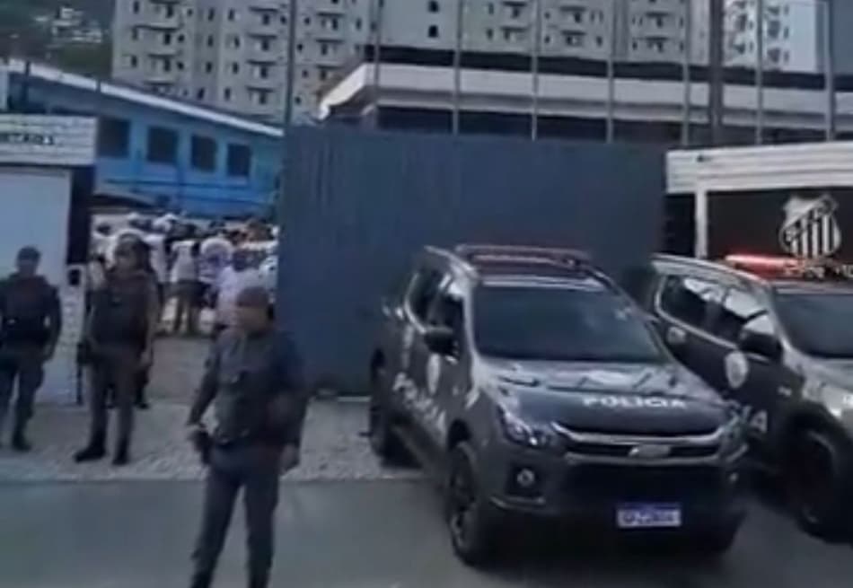 Torcida do Santos invade CT em protesto após goleada. (Reprodução)