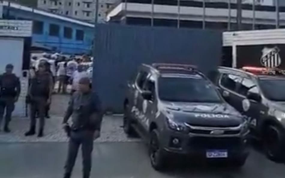 Torcida do Santos invade CT em protesto após goleada. (Reprodução)