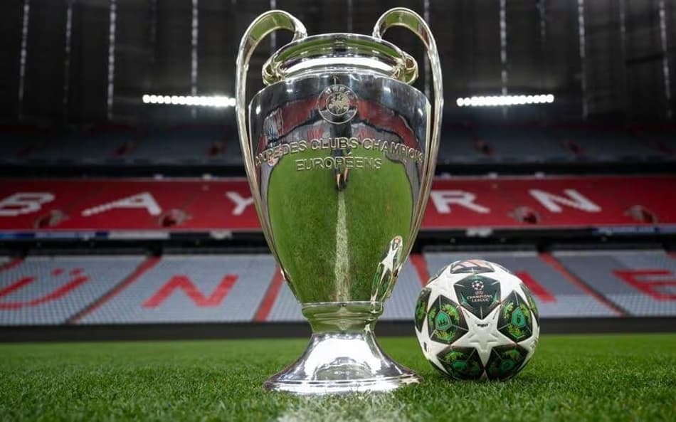 Troféu e bola da final da Champions League de 2024/25