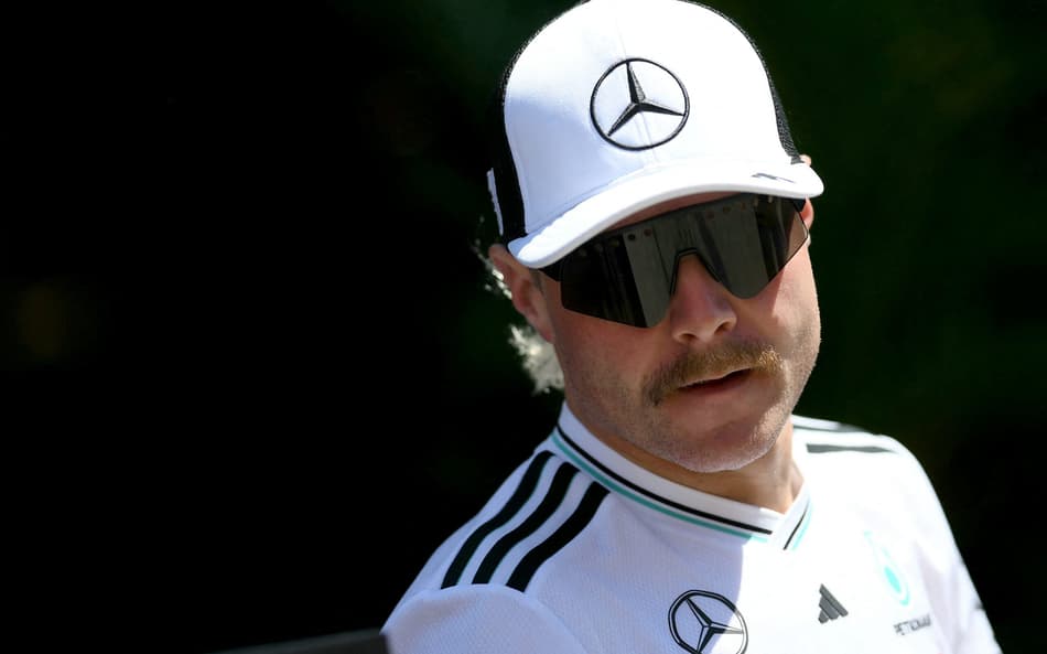 Novo piloto da Cadillac, Valtteri Bottas é o reserva da Mercedes na F1 2025 (Foto: Marco BERTORELLO / AFP)