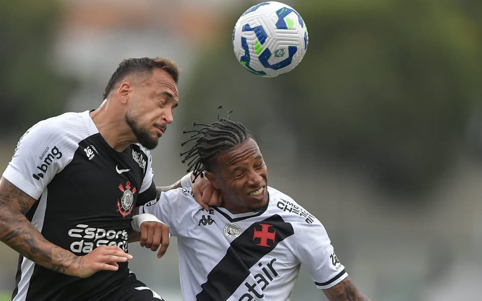 Tchê Tchê, do Vasco, disputa lance com Raniele, do Corinthians, em São Januário
