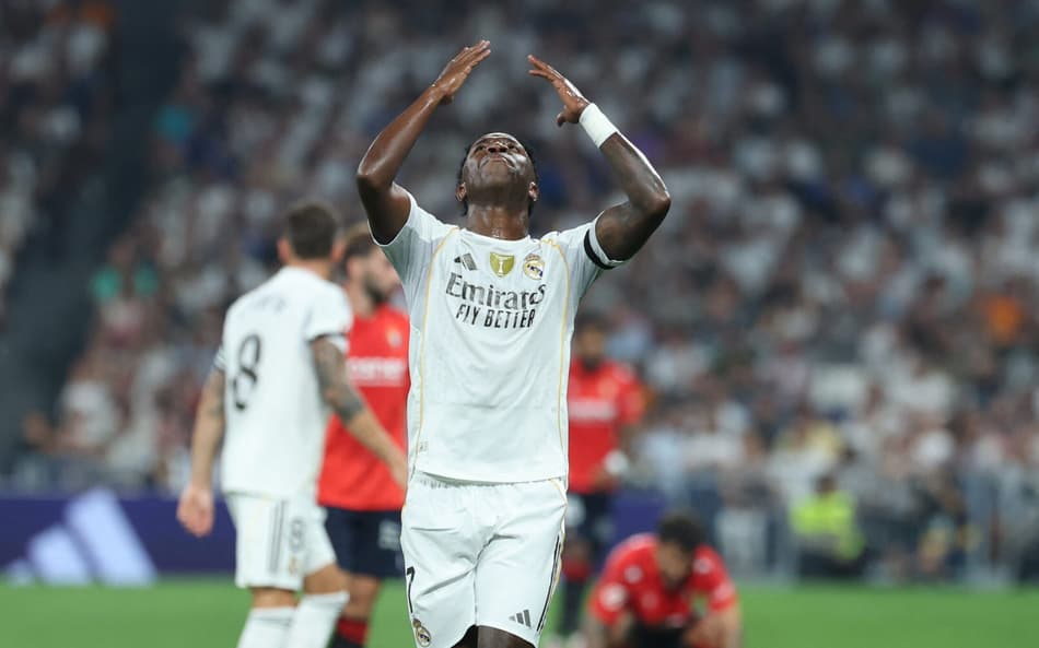 Vinicius Junior em ação na partida do Real Madrid contra o Osasuna, por La Liga (Foto: Thomas COEX / AFP)