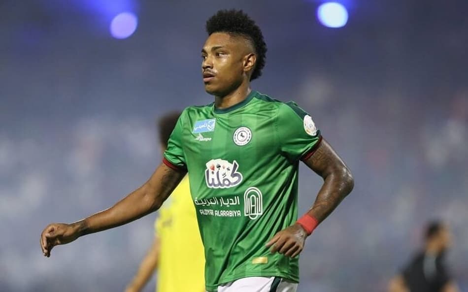 vitinho-marca-lindo-gol-de-falta-na-arabia-saudita-Futebol-Latino