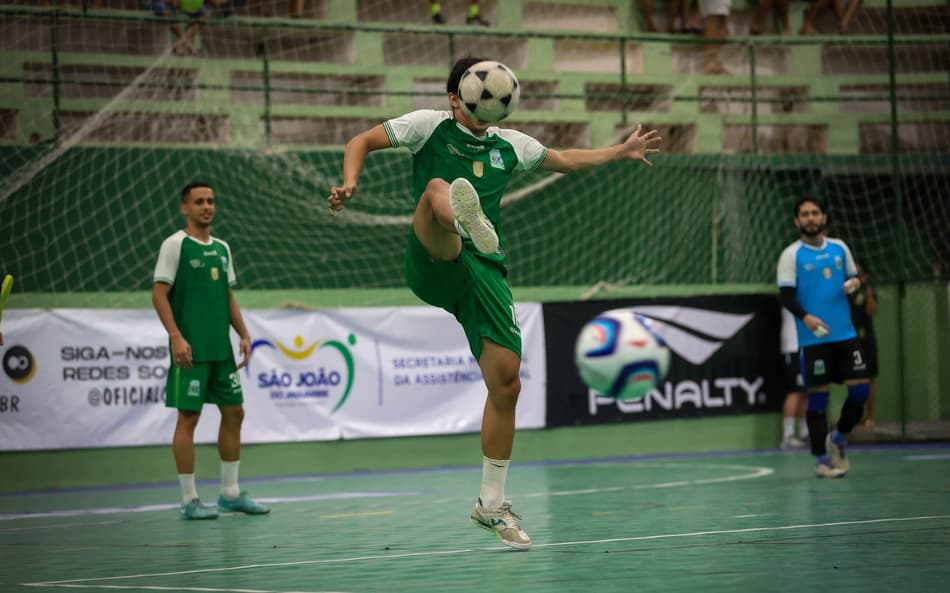 Jogador do São João do Jaguaribe domina a bola em partida do Brasileiro de Futsal (Foto: Cecilia Prutchansky/Divulgação)