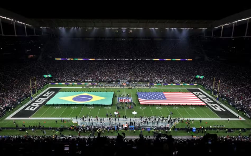 bandeiras do Brasil e estados unidos esticadas na Arena Corinthians, em São Paulo