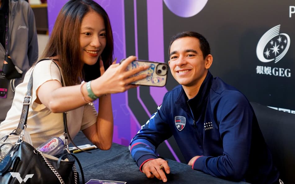 Hugo Calderano durante sessão de autógrafos em Macau (Divulgação/WTT)