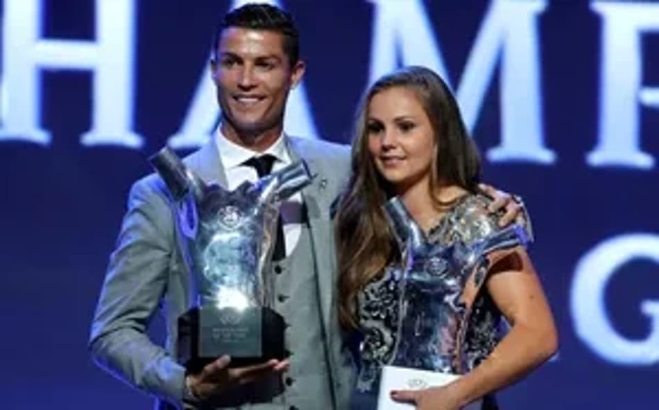 Ao lado de Cristiano Ronaldo, Lieke Martens recebeu prêmio de melhor jogadora do mundo em 2017. (Foto: Divulgação)