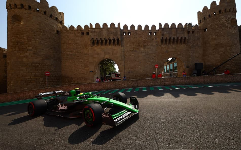 Gabriel Bortoleto no treino livre do GP do Azerbaijão de F1, no Circuito de Baku (Foto: Joe Portlock / Getty Images / Sauber Media Hub)