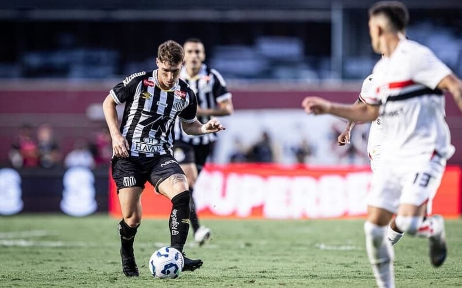 Rollheiser retorna de suspensão e fica à disposição para o clássico contra o São Paulo. (Foto: Raul Baretta/ Santos FC)