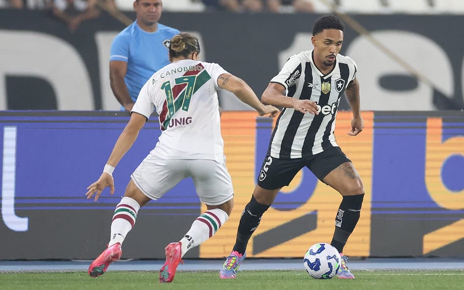 Vitinho, do Botafogo, e Canobbio, do Fluminense (Foto: Vítor Silva/Botafogo)