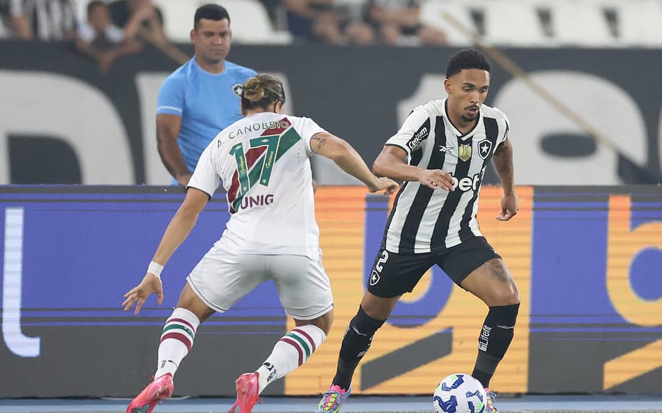 Vitinho, do Botafogo, e Canobbio, do Fluminense (Foto: Vítor Silva/Botafogo)
