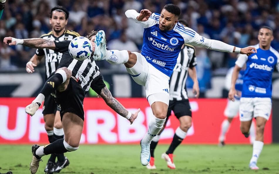 Wanderson, do Cruzeiro, e Lyanco, do Atlético-MG, no clássico no Mineirão (Foto: Gustavo Aleixo/Cruzeiro)