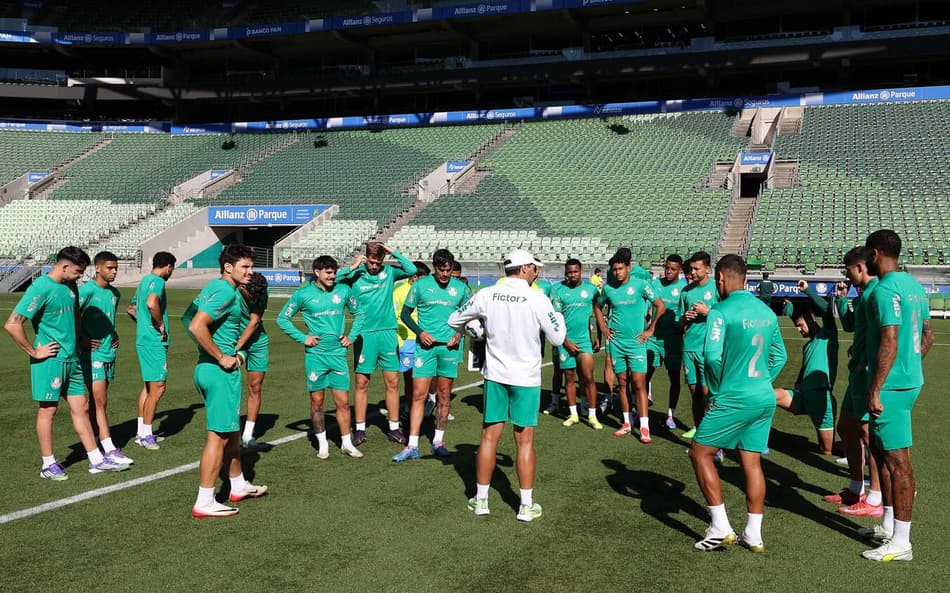 Abel Ferreira conversa com o elenco durante treinamento (Foto: Cesar Greco/Palmeiras)