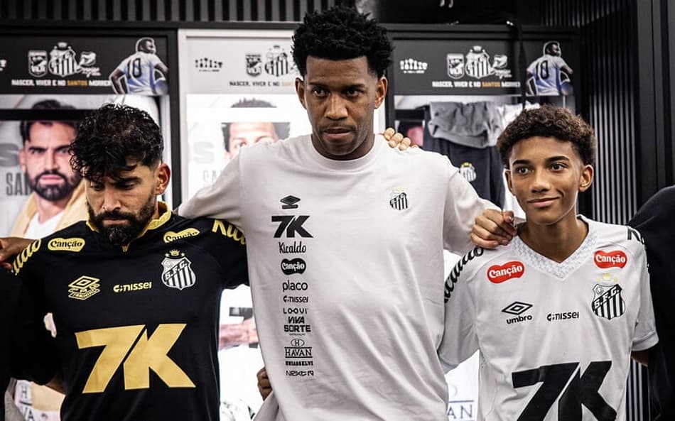 Gil no vestiário do Santos na Vila Belmiro ao lado de Rincón e Robinho Jr. (Foto: Raul Baretta/ Santos FC)