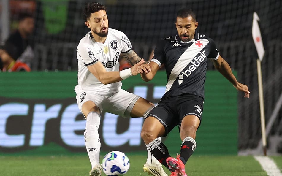 Paulo Henrique com a marcação de Alex Telles em Vasco e Botafogo (Foto: Vítor Silva/Botafogo)