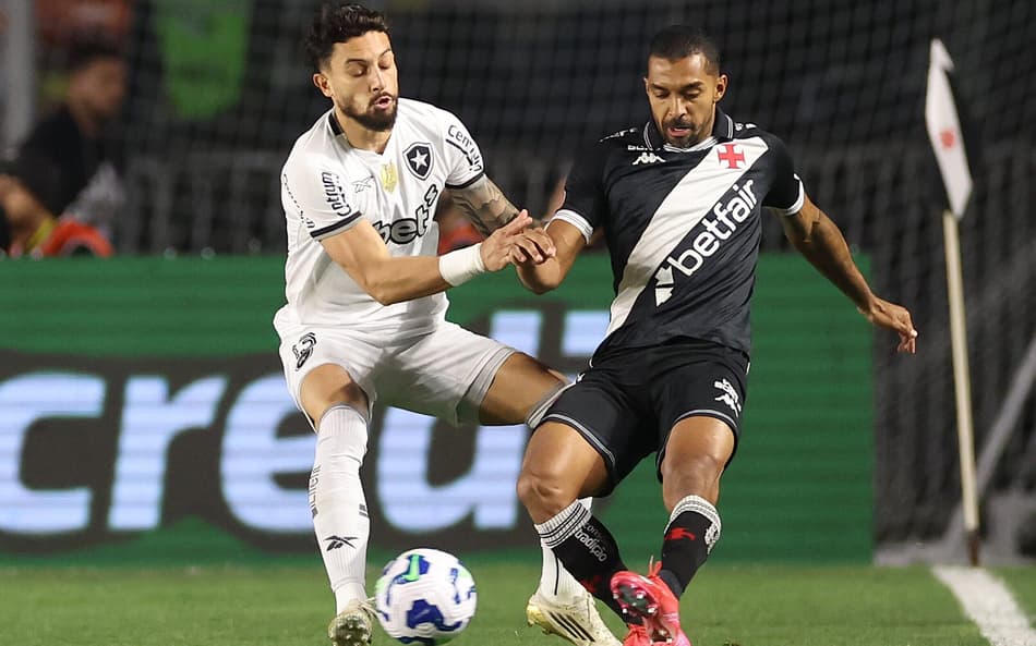 Paulo Henrique com a marcação de Alex Telles em Vasco e Botafogo (Foto: Vítor Silva/Botafogo)