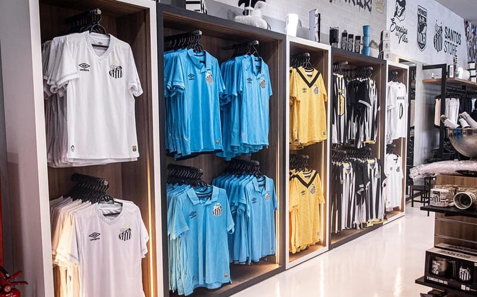 Novos uniformes da Santos Store ficam expostos em 'armários de vestiários'. (Foto: A jogadora das Sereias da Vila Ketlen Wiggers, que está grávida, participou do evento da loja. (Foto: Raul Baretta/ Santos FC)