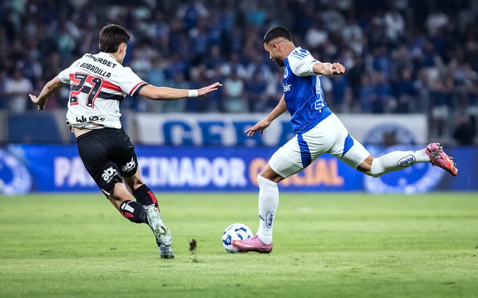 Wanderson, do Cruzeiro, cerca do por Bobadilla, do São Paulo (Foto: Gustavo Aleixo/Cruzeiro)