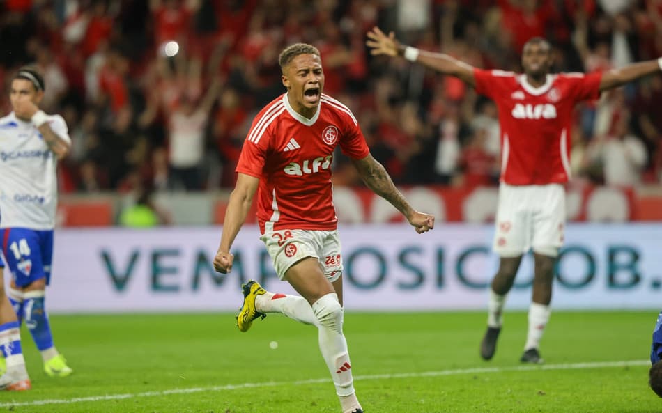 Vitinho comemora o gol da vitória