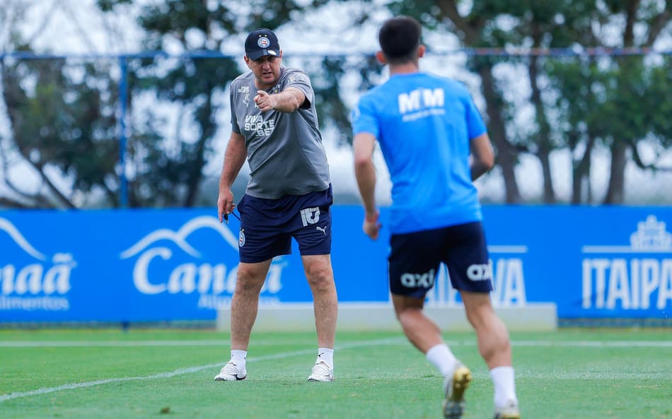 Rogério Ceni orienta jogadores do Bahia durante treino (Foto: Rafael Rodrigues / EC Bahia)