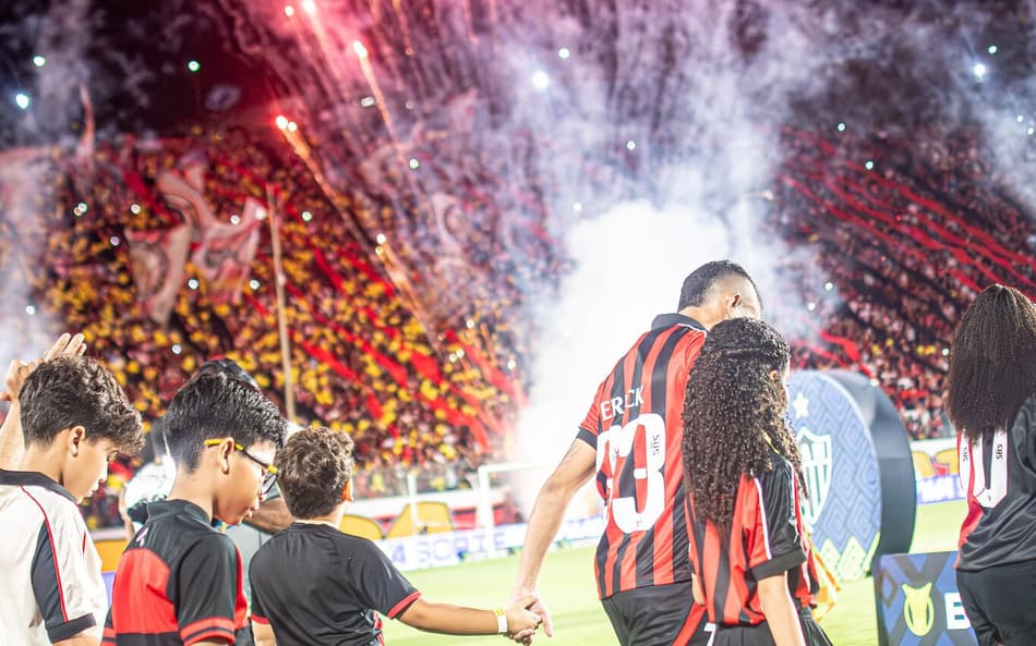 Entrada dos jogadores do Vitória no Barradão (Foto: Victor Ferreira / EC Vitória)