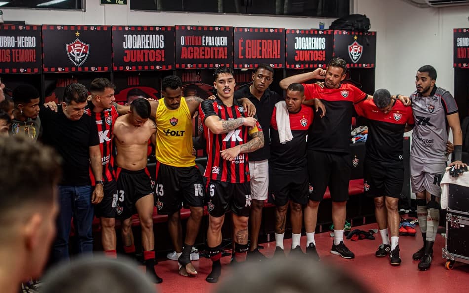 Lucas Halter dicursa no vestiário do Vitória antes da partida contra o Atlético-MG (Foto: Victor Ferreira / EC Vitória)