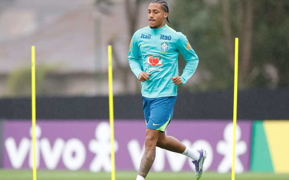 João Pedro em atividade da Seleção na Granja Comary (Foto: Rafael Ribeiro/CBF)