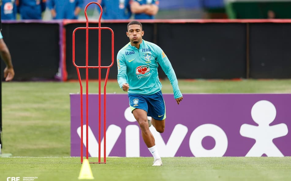 Samuel Lino, do Flamengo, em treino pela Seleção Brasileira (Foto: Rafael Ribeiro/CBF)