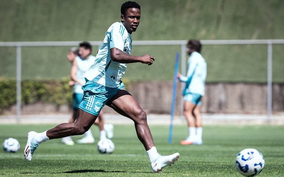 Atacante Sinisterra, do Cruzeiro, em treino na Toca da Raposa (Foto: Gustavo Aleixo/Cruzeiro)