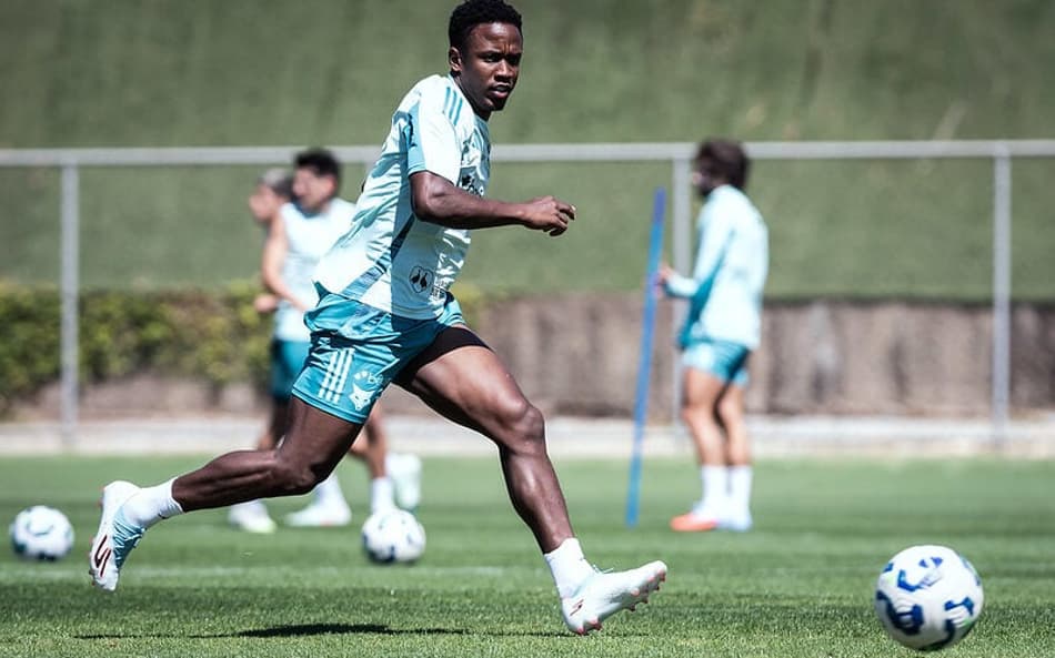 Atacante Sinisterra, do Cruzeiro, em treino na Toca da Raposa (Foto: Gustavo Aleixo/Cruzeiro)