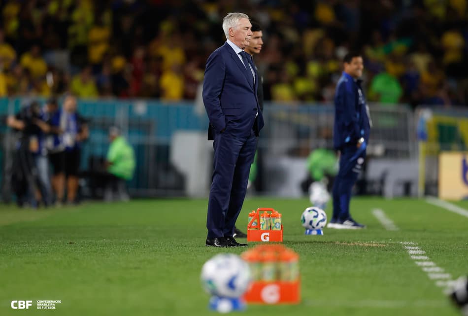 Carlo Ancelotti na beira do gramado do Maracanã
