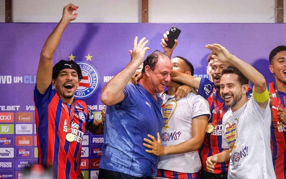 Rogério Ceni comemora título da Copa do Nordeste ao lado dos atletas (Foto: Rafael Rodrigues / EC Bahia)