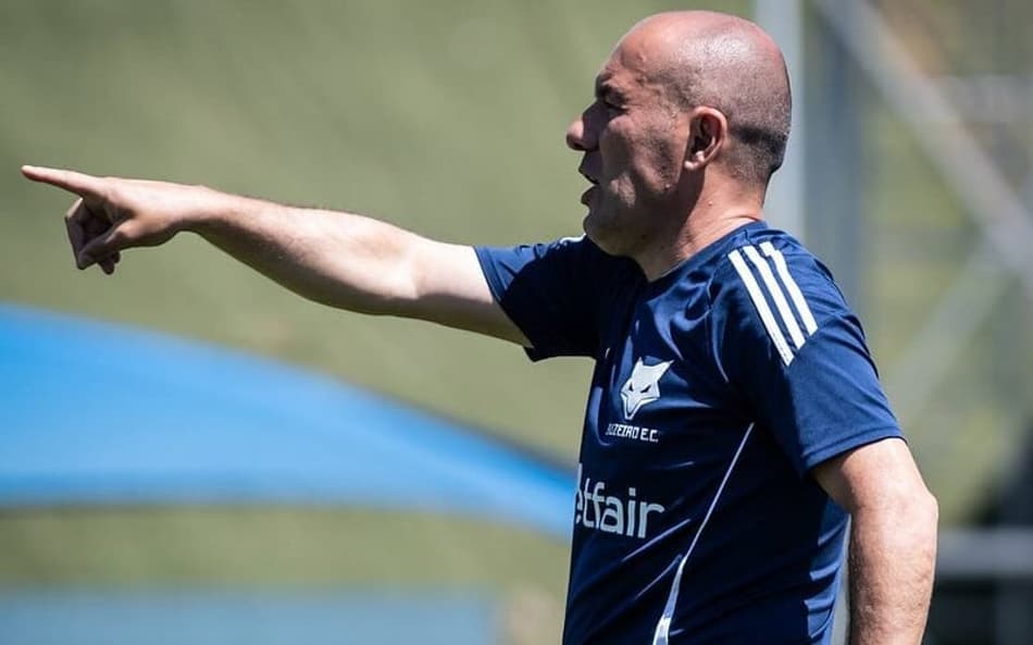 Técnico Leonardo Jardim, do Cruzeiro, na Toca da Raposa (Foto: Gustavo Aleixo/Cruzeiro)
