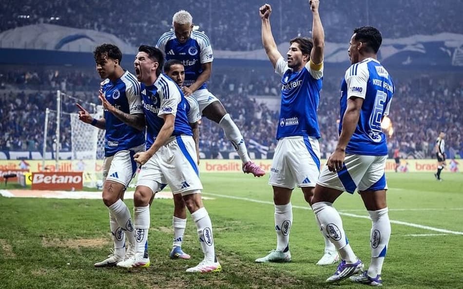 Jogadores do Cruzeiro comemoram gol contra o Atlético-MG (Foto: Gustavo Aleixo/Cruzeiro)
