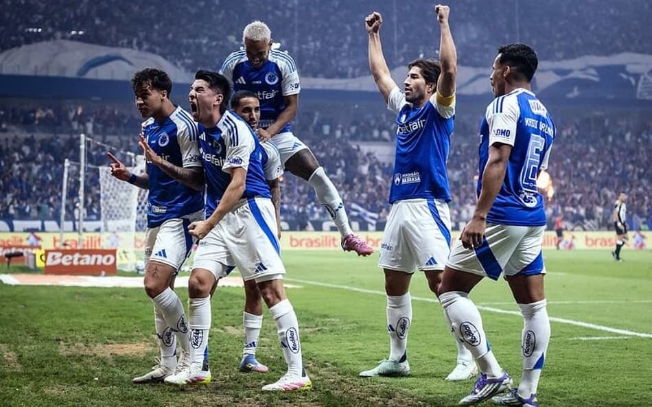Jogadores do Cruzeiro comemoram gol contra o Atlético-MG (Foto: Gustavo Aleixo/Cruzeiro)