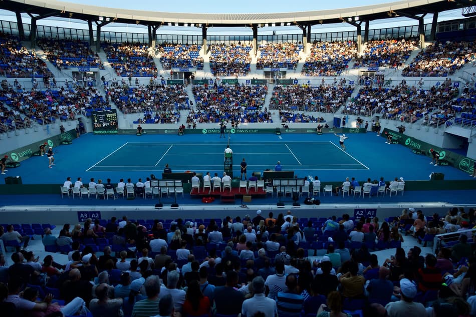 A arena de Atenas lotada para o jogo de João Fonseca na Davis (André Gemmer/CBT)