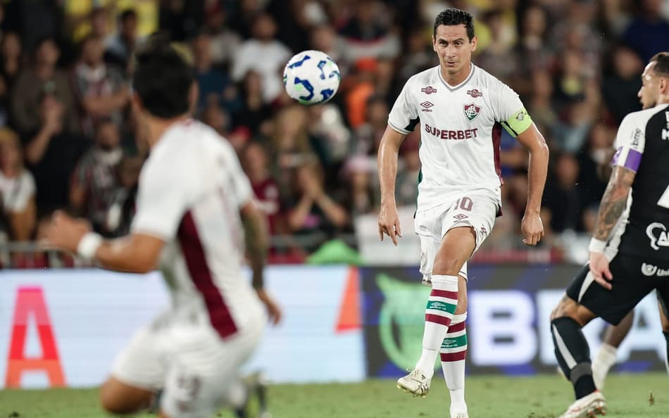 Ganso toca para Cano em Fluminense x Corinthians (Foto: Marcelo Gonçalves/ Fluminense FC)