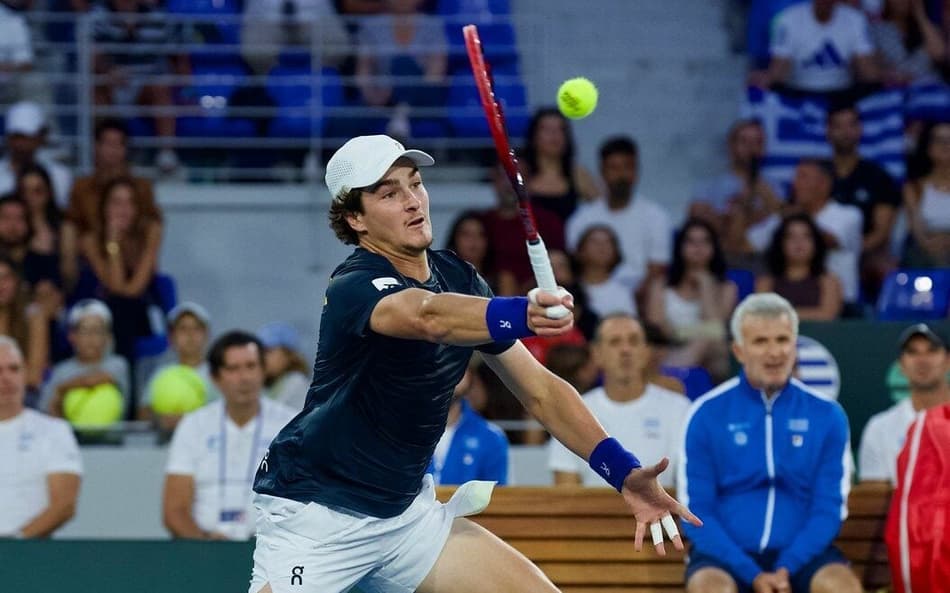 João Fonseca na vitória histórica sobre Tsitsipas na Davis (Foto: André Gemmer/CBT)